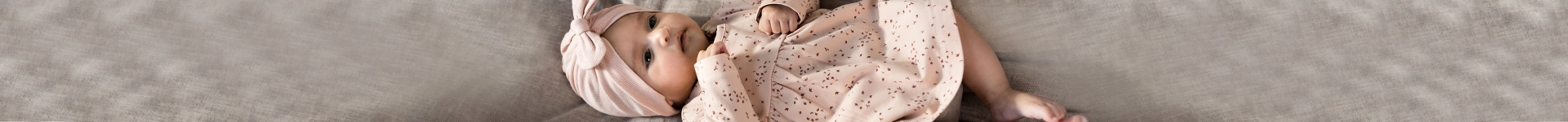 Schattige Babykleertjes heldenafbeelding